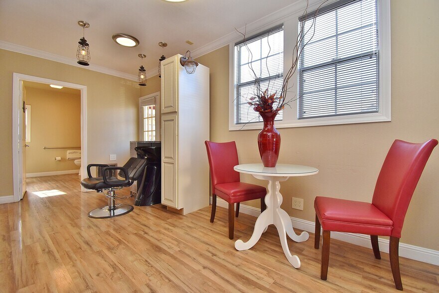 More Photos Of 264 Spring St, Pleasanton Storefront Retail Office For Lease