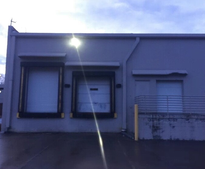 More Photos Of 1556 E Main St, Oak Hill Showroom For Lease