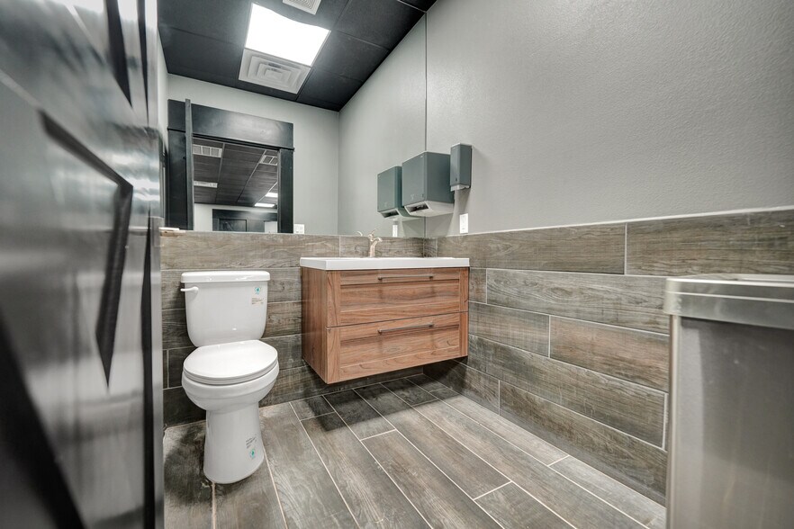 More Photos Of 9013 W County Road 160, Midland Showroom For Sale