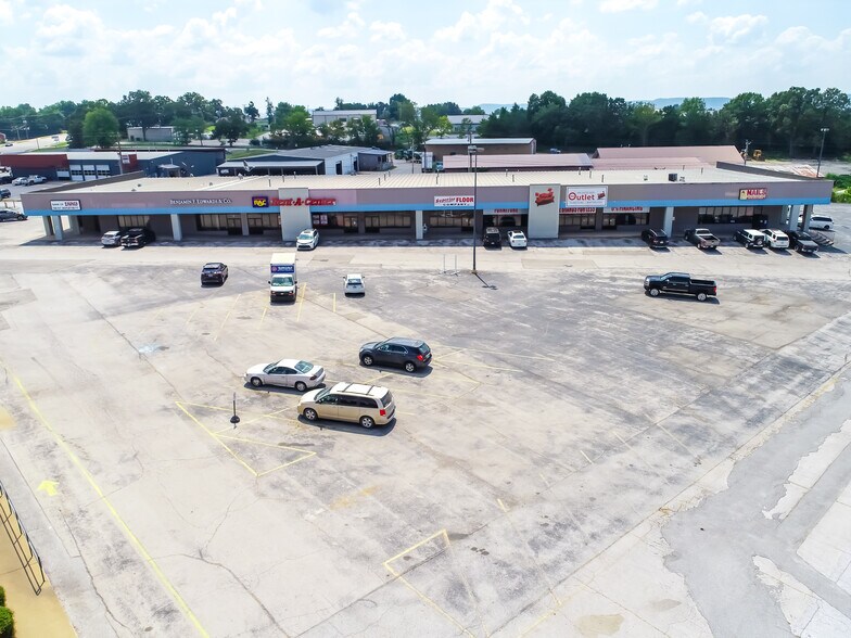 More Photos Of 910 W Trimble Ave, Berryville General Retail For Lease
