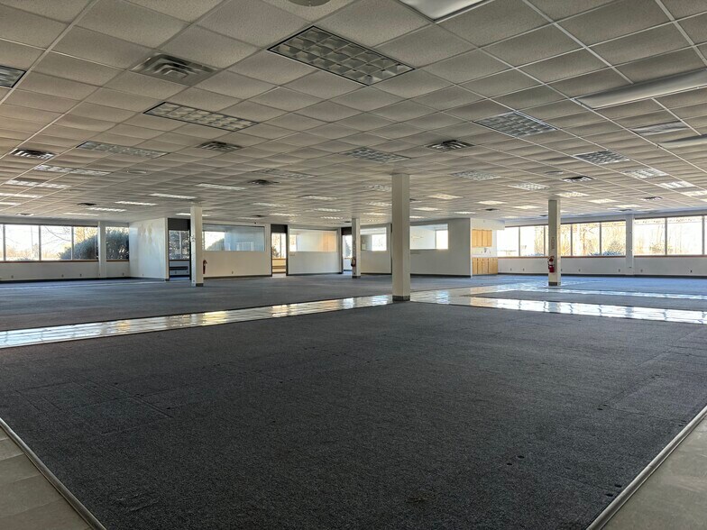 More Photos Of 1551 E Willow St, Kankakee Warehouse For Lease