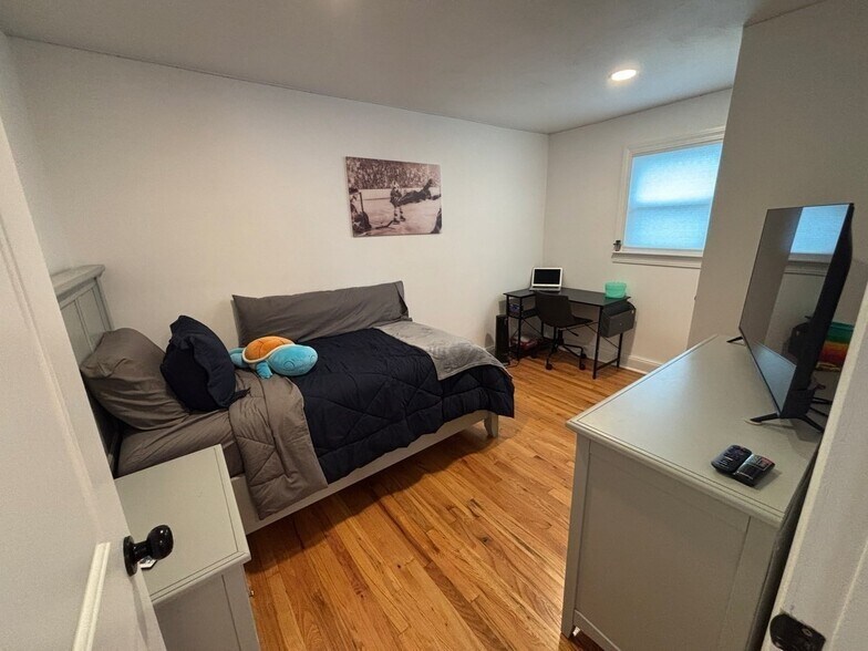 More Photos Of 218 Coggeshall St, New Bedford Storefront Retail Residential For Sale