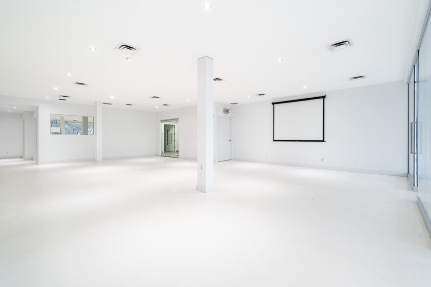 More Photos Of 570-572 Av Victoria, Saint-lambert Bank For Lease