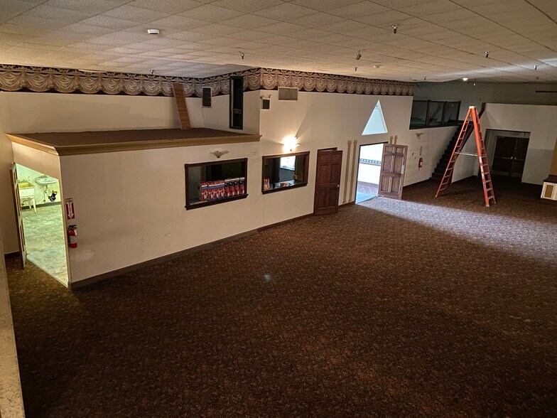 More Photos Of 1825 Locust Ave, Fairmont Restaurant For Sale