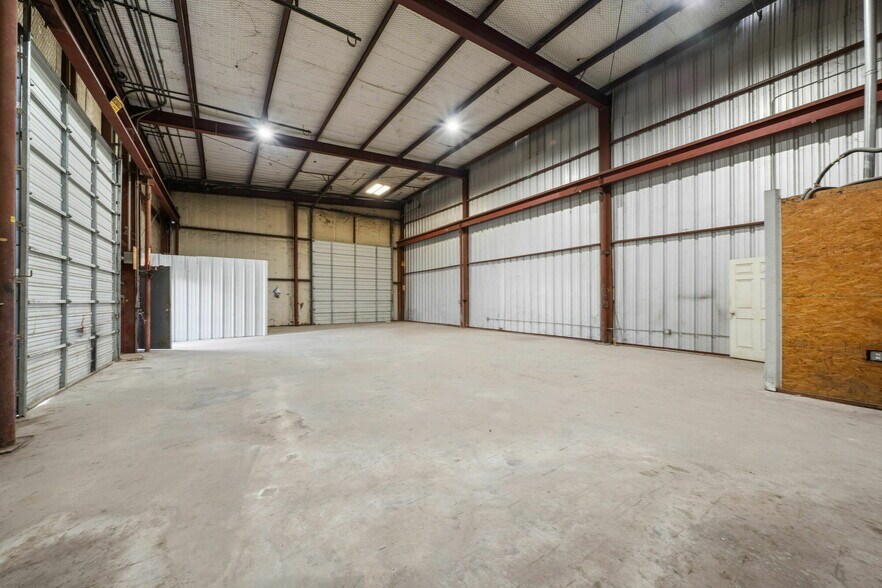 More Photos Of 2833 Roosevelt Ave, San Antonio Industrial For Lease