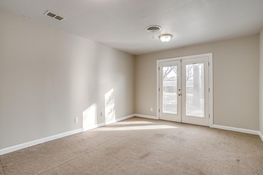 More Photos Of 2418 Cales Dr, Arlington Office Residential For Sale