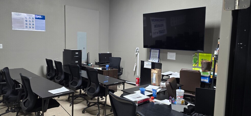 More Photos Of 1505 S Rio Grande St, Taylor Warehouse For Lease