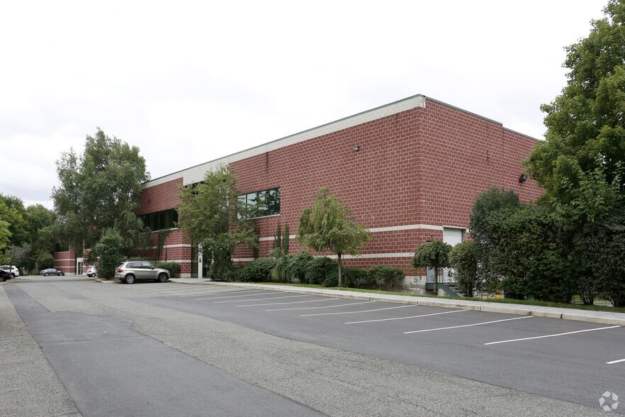 More Photos Of 801 Penhorn Ave, Secaucus Warehouse For Lease
