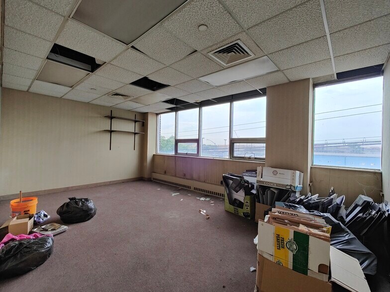 More Photos Of 1169 Oak Point Ave, Bronx Warehouse For Lease