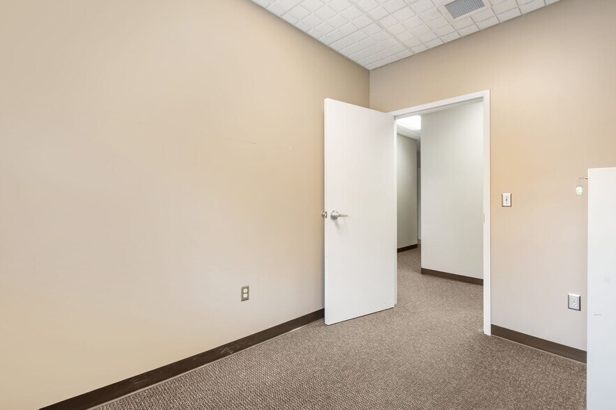 More Photos Of 909 E Republic Rd, Springfield Office For Lease