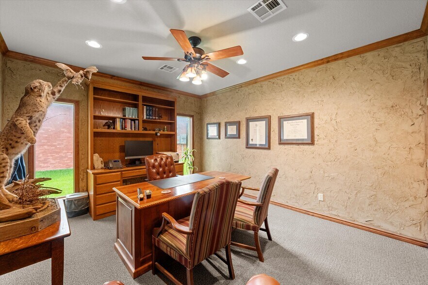 More Photos Of 2220 W 2nd Ave, Corsicana Office For Sale