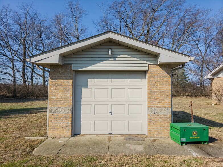 More Photos Of 2103 W 9th St, Mount Carmel Office For Sale