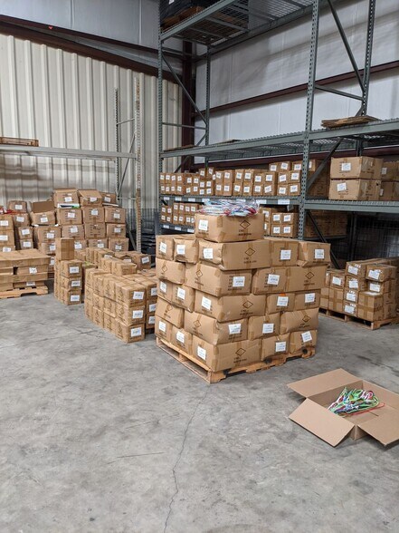 More Photos Of 3140 Lees Ln, Mobile Light Distribution For Lease