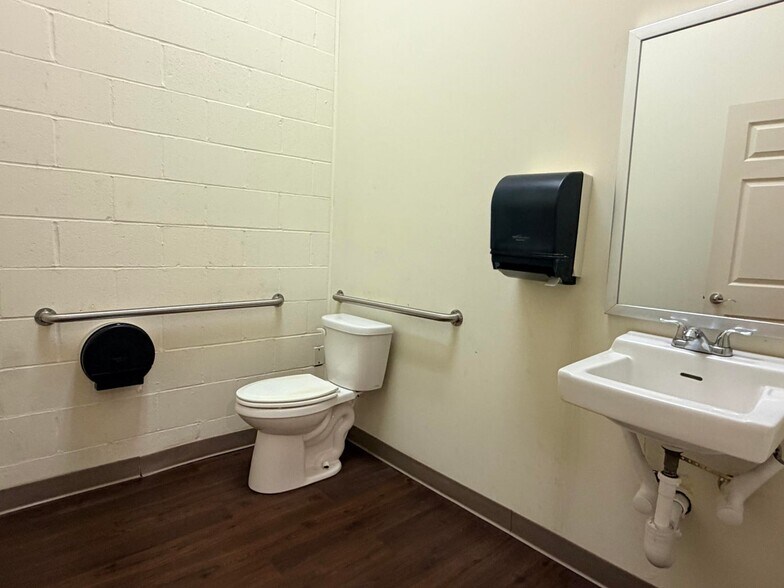 More Photos Of 800 S Main St, Petal Freestanding For Sale