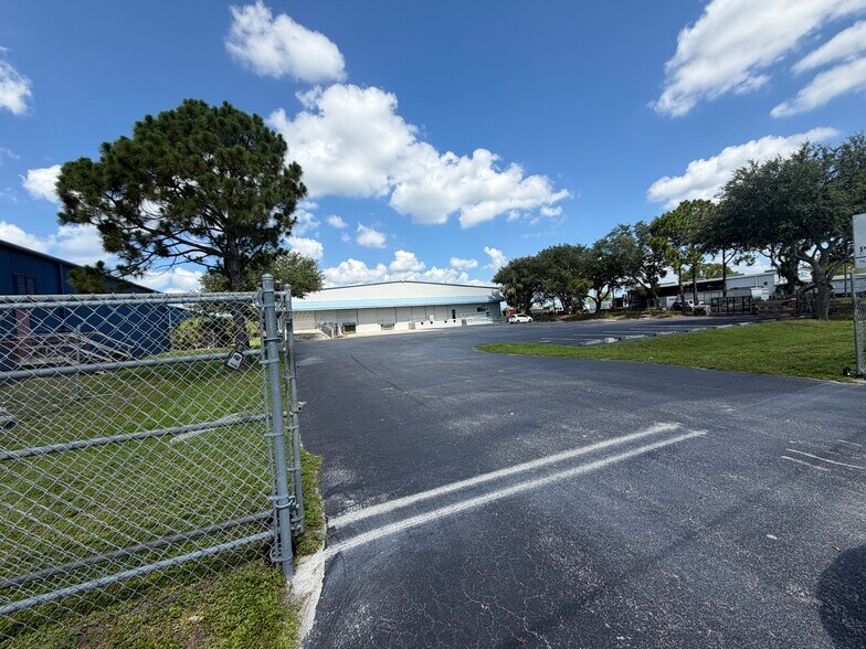 More Photos Of 3520 Old Metro Pky, Fort Myers Warehouse For Lease