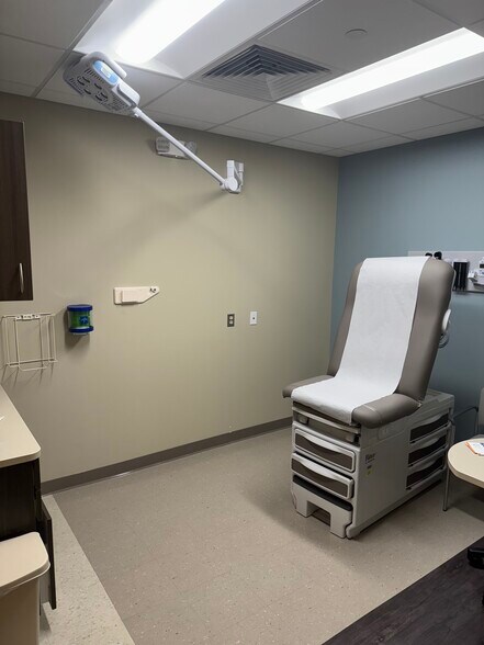 More Photos Of 471 Broadway, Bayonne Drugstore For Lease