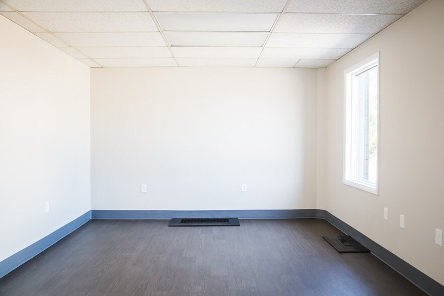 More Photos Of 10308 State Line Rd, Leawood Office For Lease