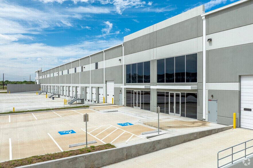 More Photos Of 2304 Reed Rd, Houston Distribution For Lease