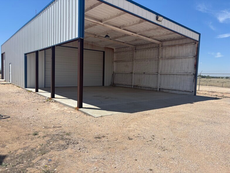 More Photos Of 1942 FM2371, Andrews Warehouse For Lease