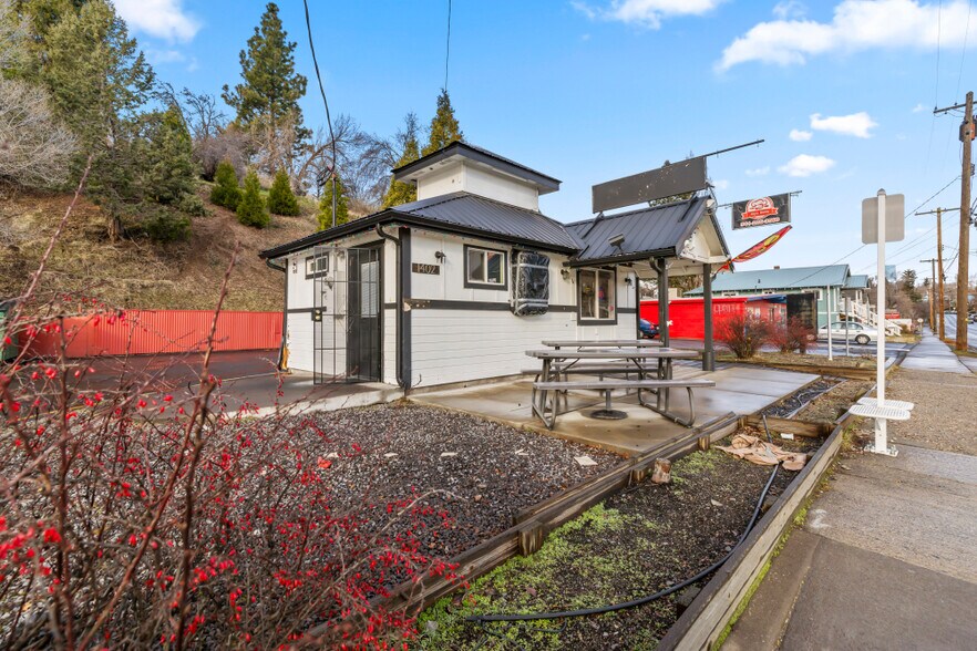 More Photos Of 1402 Oregon Ave, Klamath Falls General Retail For Sale