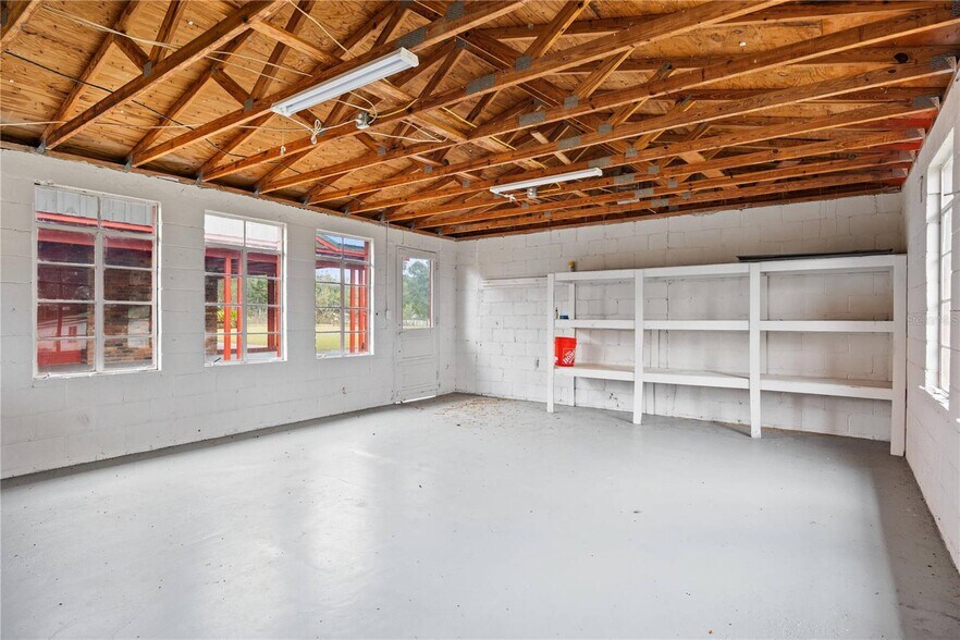 More Photos Of 274 W Kings Hwy, Center Hill Flex For Sale