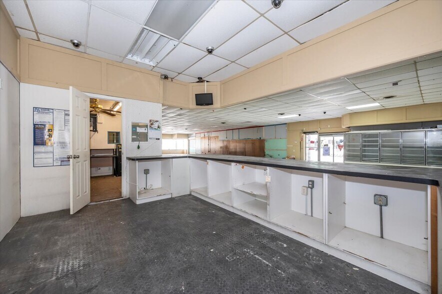 More Photos Of 100 W Main St, Fairfield Freestanding For Sale