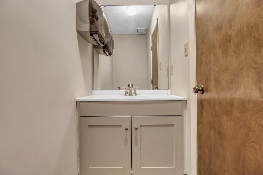 More Photos Of 7370 Hodgson Memorial Dr, Savannah Office For Sale