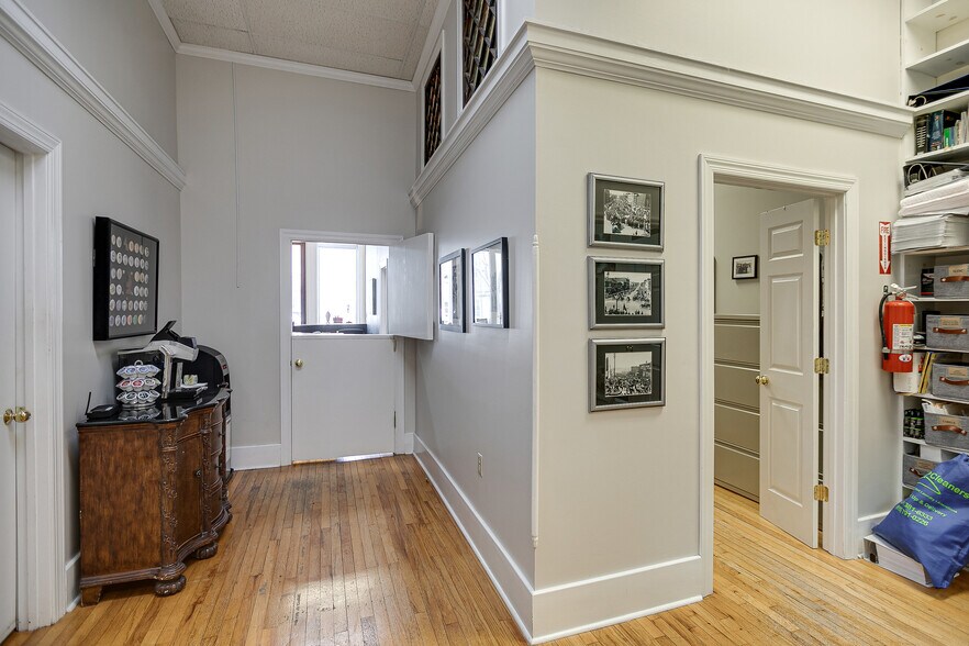 More Photos Of 809 S Main St, Columbia Office For Sale