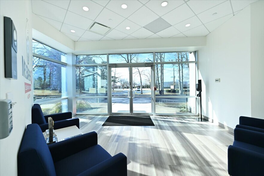 More Photos Of 10 Commerce Dr, Hauppauge Manufacturing For Lease