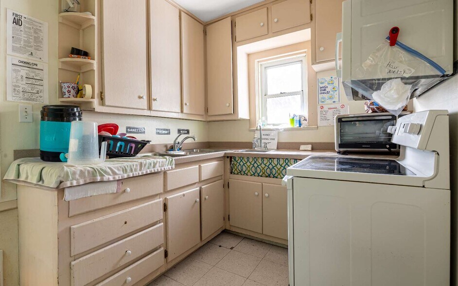 More Photos Of 311 NE Crawford St, Mayo Office For Sale