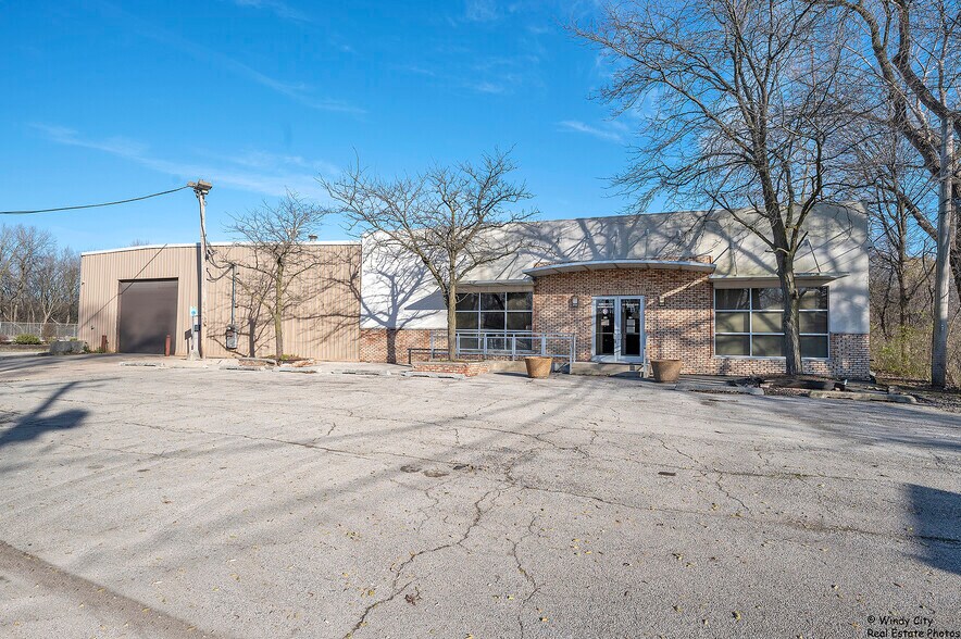 More Photos Of 301 Ramona Ave, Elgin Warehouse For Sale