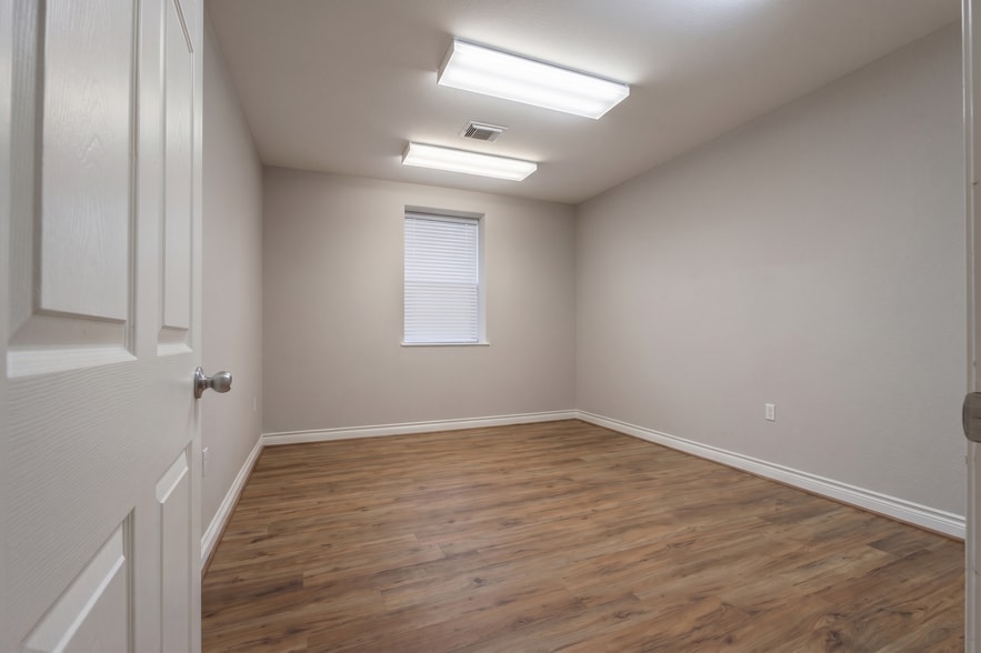 More Photos Of 404 Newport Blvd, League City Flex For Sale