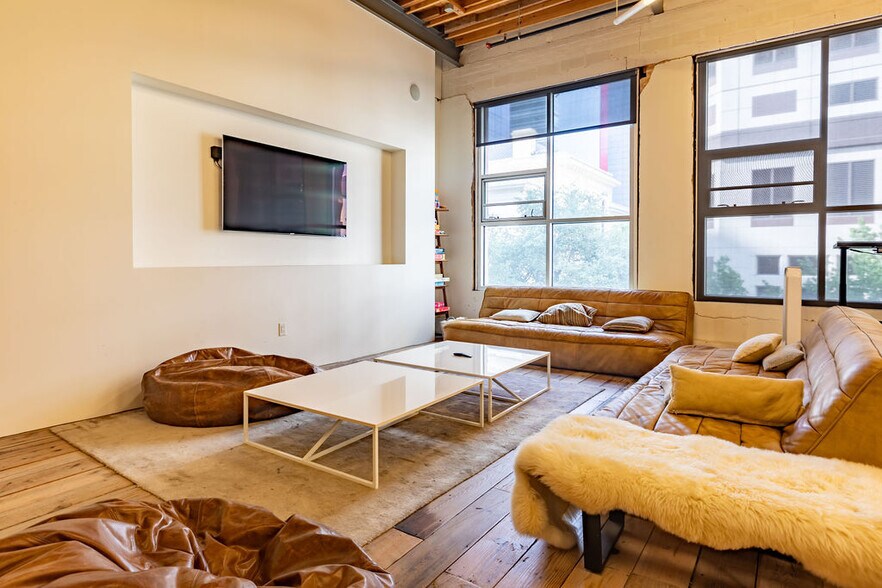 More Photos Of 111 W 6th St, Austin Office For Lease