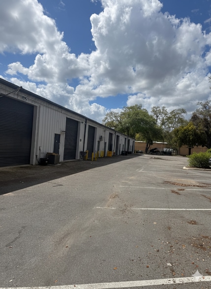 More Photos Of 4437-4451 Old Winter Garden Rd, Orlando Flex For Lease