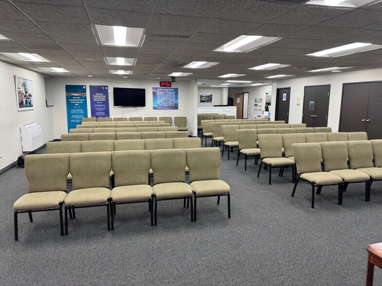 More Photos Of 31500 W 13 Mile Rd, Farmington Hills Medical For Lease