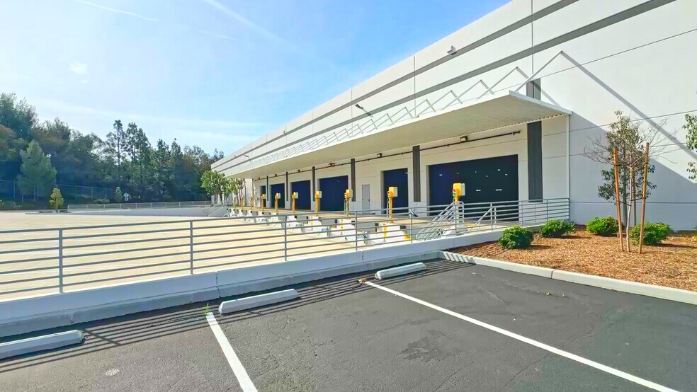 More Photos Of 709 Science Dr, Moorpark Warehouse For Lease