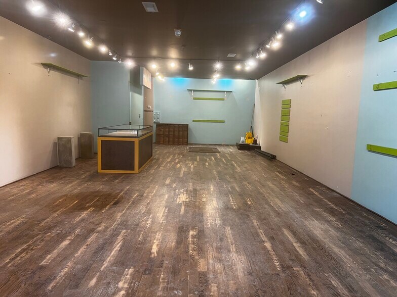 More Photos Of 138 W Maple Rd, Birmingham Storefront For Lease