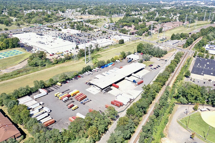 More Photos Of 821 Saint George Ave, Woodbridge Truck Terminal For Lease