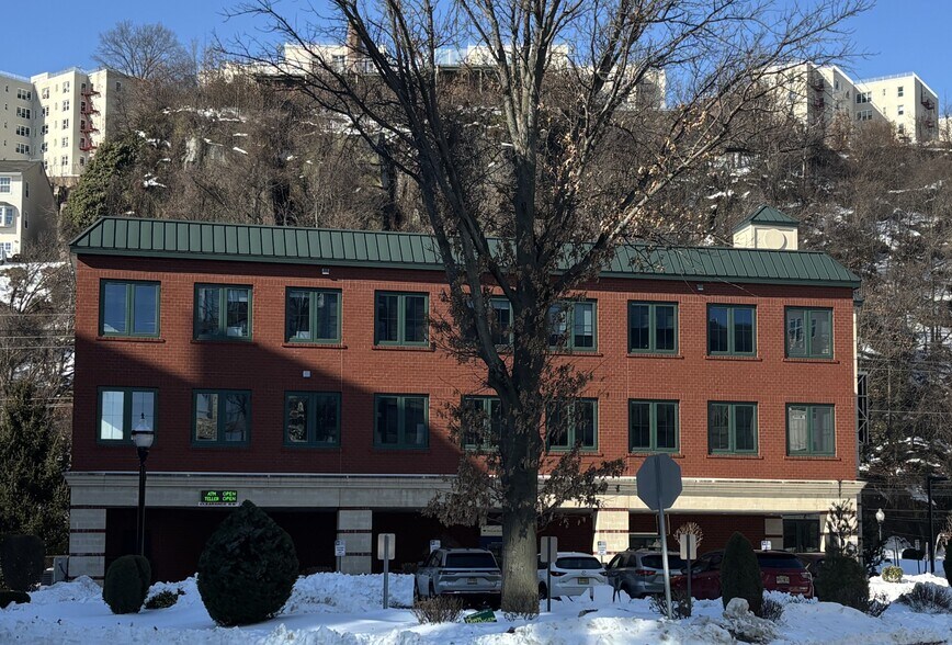 More Photos Of 2 Pembroke Pl, Edgewater Office For Lease