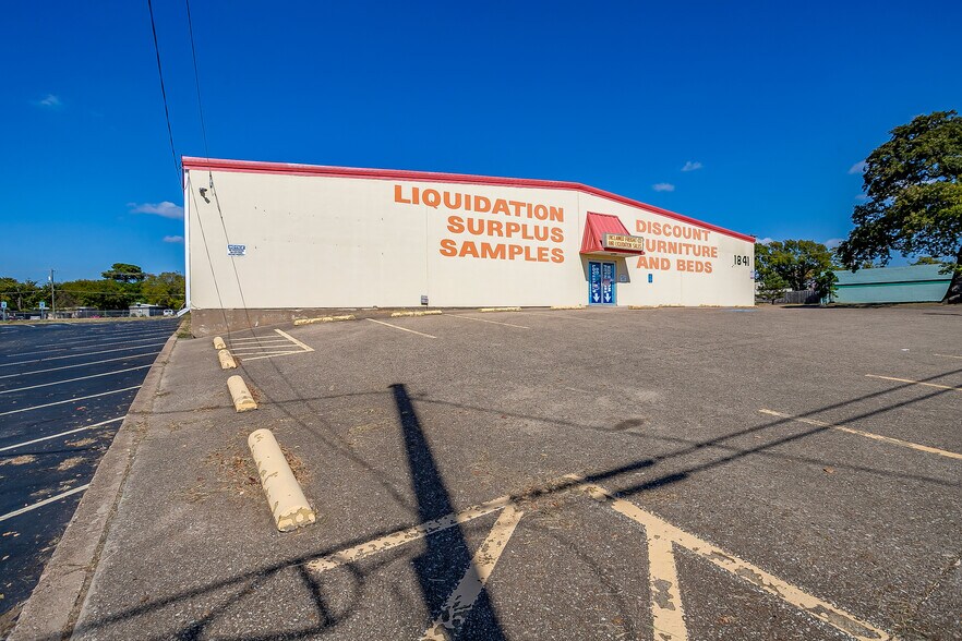 More Photos Of 1841 W Division St, Arlington Industrial For Sale
