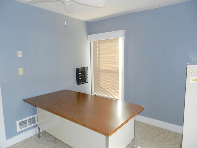 More Photos Of 901 Main St, Salmon Office For Sale