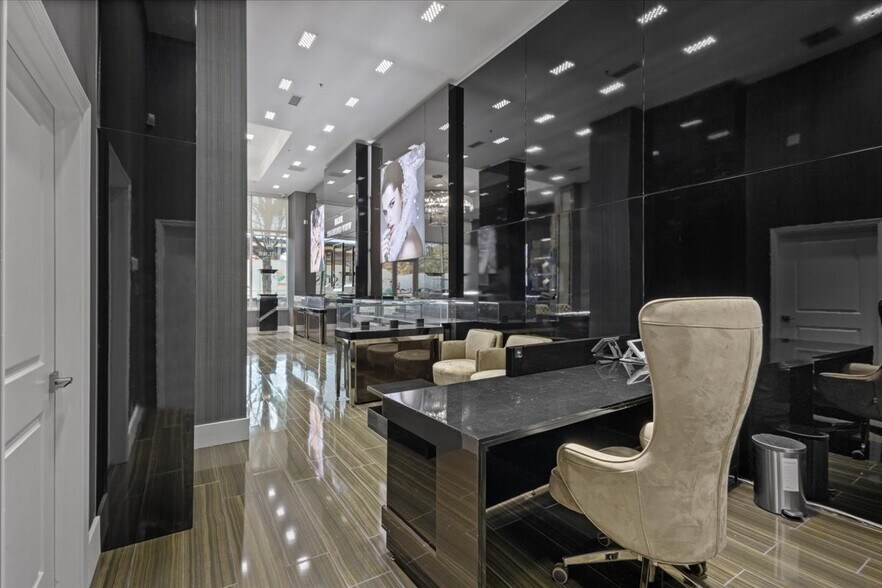 More Photos Of 256 Pharr Rd NE, Atlanta General Retail For Lease