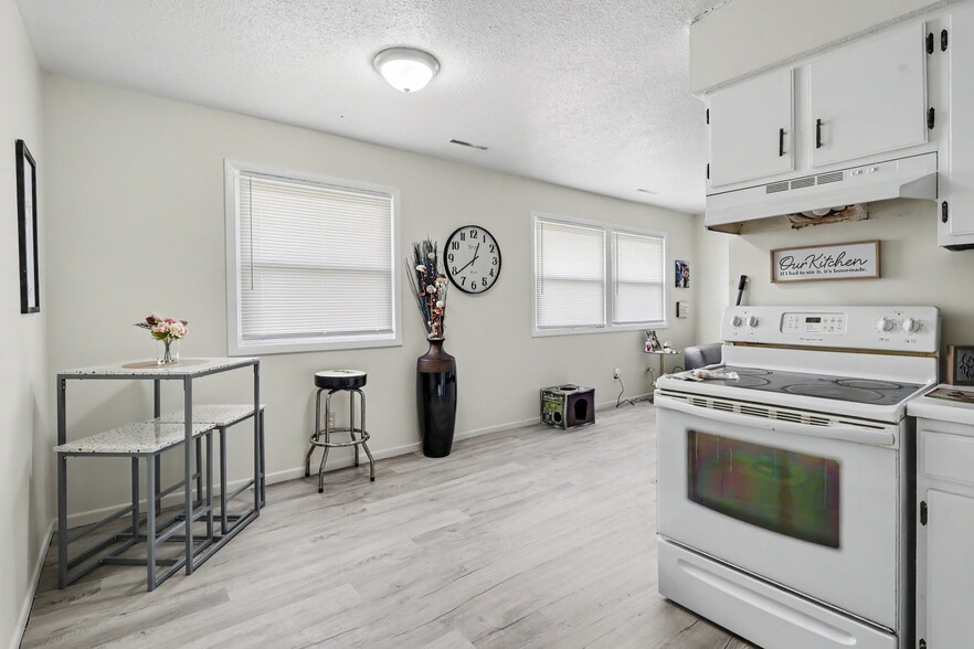 More Photos Of 604-702 W 63rd St, Davenport Apartments For Sale