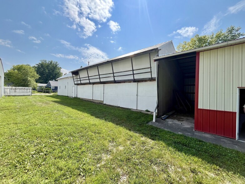 More Photos Of 325 Grand St, Van Meter Flex For Sale