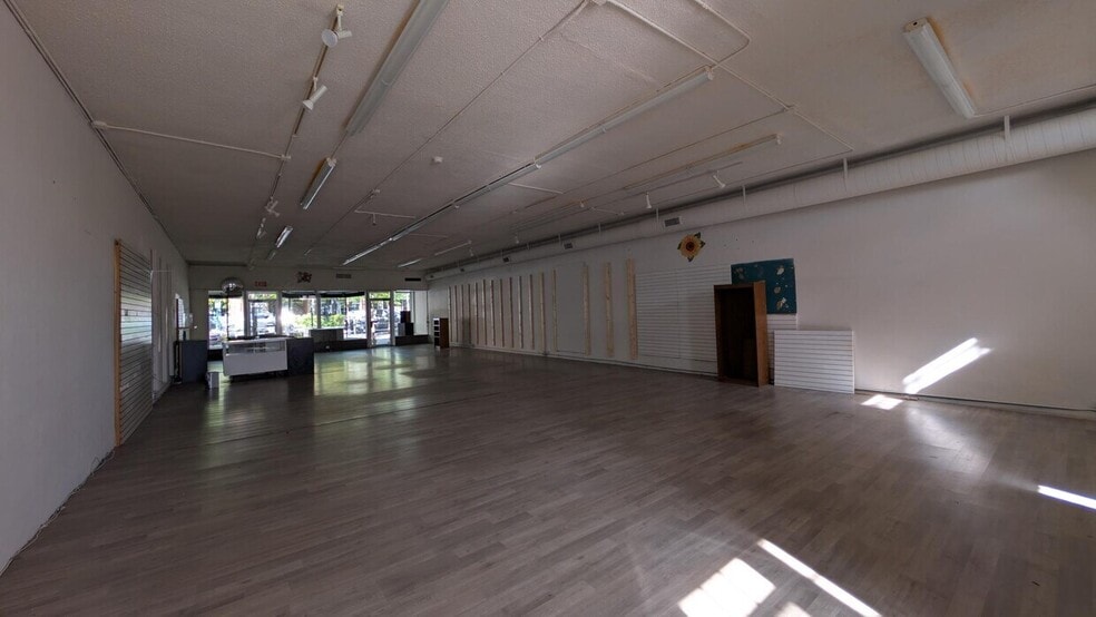 More Photos Of 418 N Main St, Hendersonville General Retail For Lease