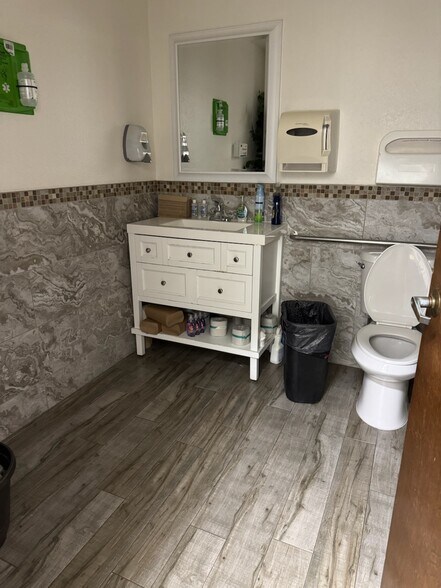 More Photos Of 2500 Pegasus Dr, Bakersfield Manufacturing For Lease