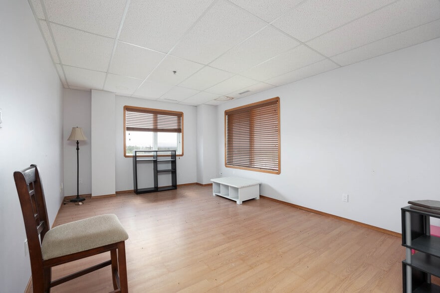 More Photos Of 105 Oak Crt, Anzac Warehouse For Sale