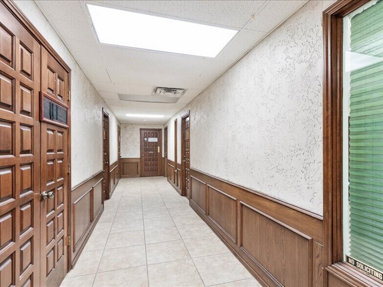 More Photos Of 2020 W Northwest Hwy, Grapevine Office For Lease