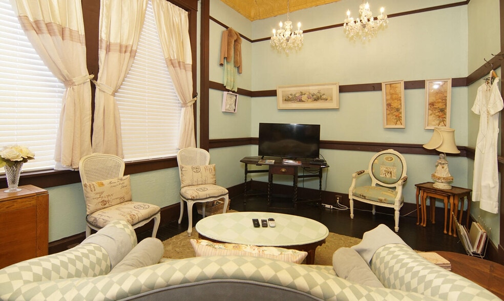 More Photos Of 124 Austin st, Comanche Bar For Sale