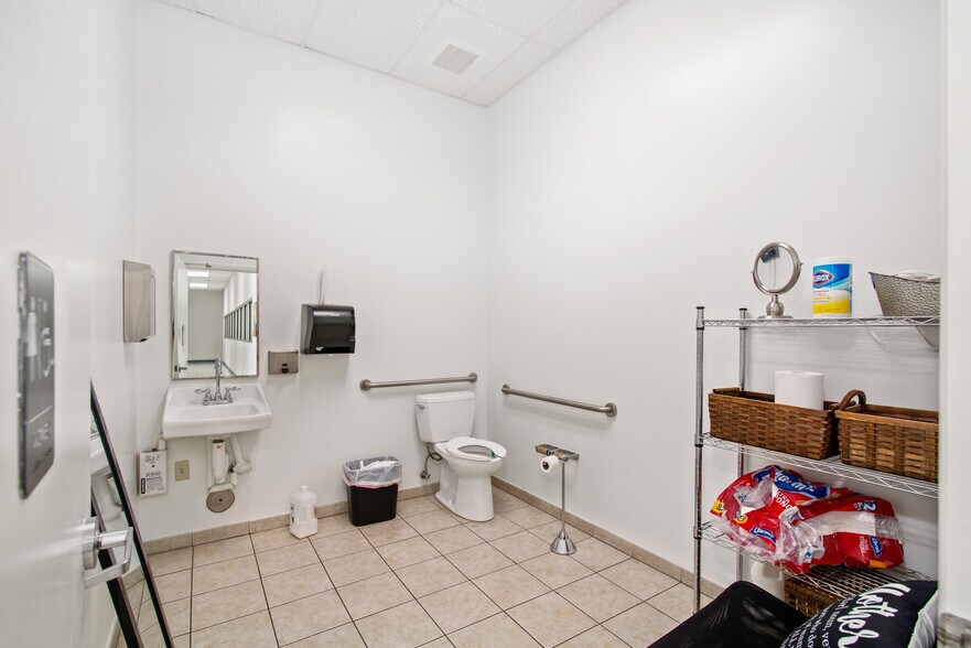 More Photos Of 2805-2889 N Commerce Pky, Miramar Distribution For Lease